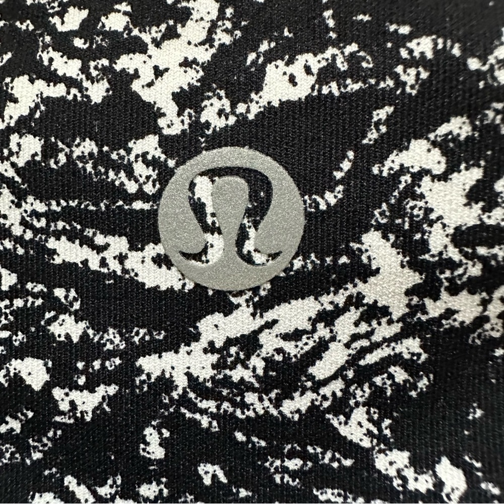 Lululemon Women's Black and White leggings - Picture 5 of 7